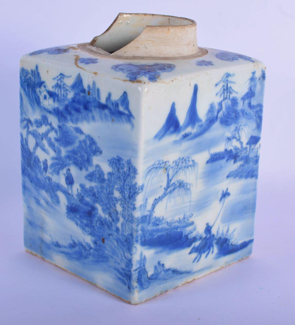 A LARGE 18TH CENTURY CHINESE BLUE AND WHITE PORCELAIN (1 of 4)