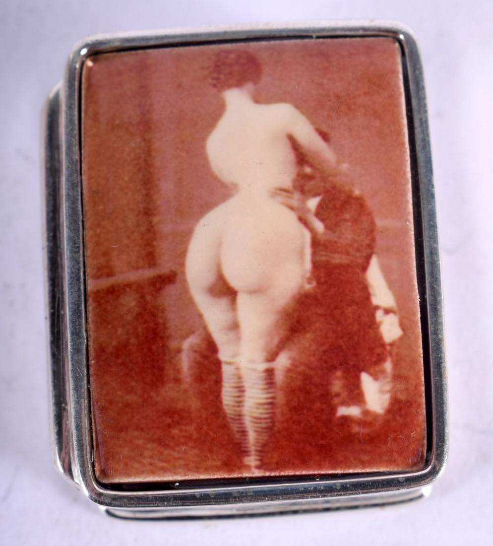 A SILVER EROTIC PILL BOX. 20 grams. 2.5 cm x 3.5 cm.: A SILVER EROTIC PILL BOX. 20 grams. 2.5 cm x 3.5 cm.