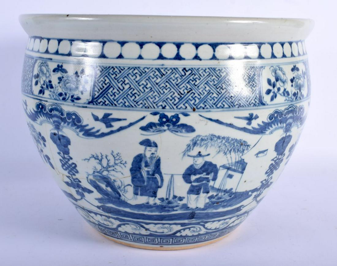 A LARGE 19TH CENTURY CHINESE BLUE AND WHITE PORCELAIN (1 of 4)