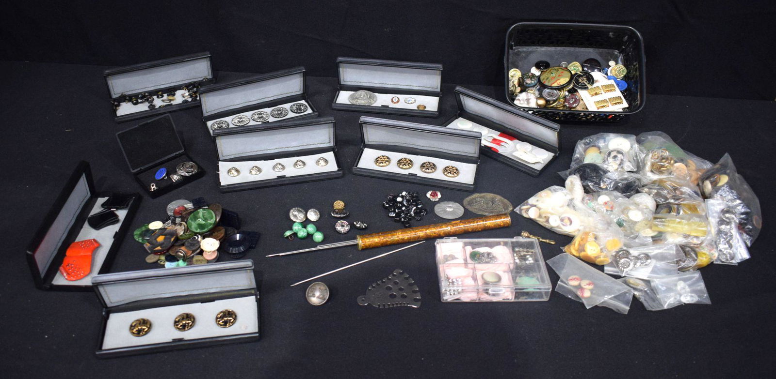 A large collection  of vintage  buttons (Qty). (1 of 5)