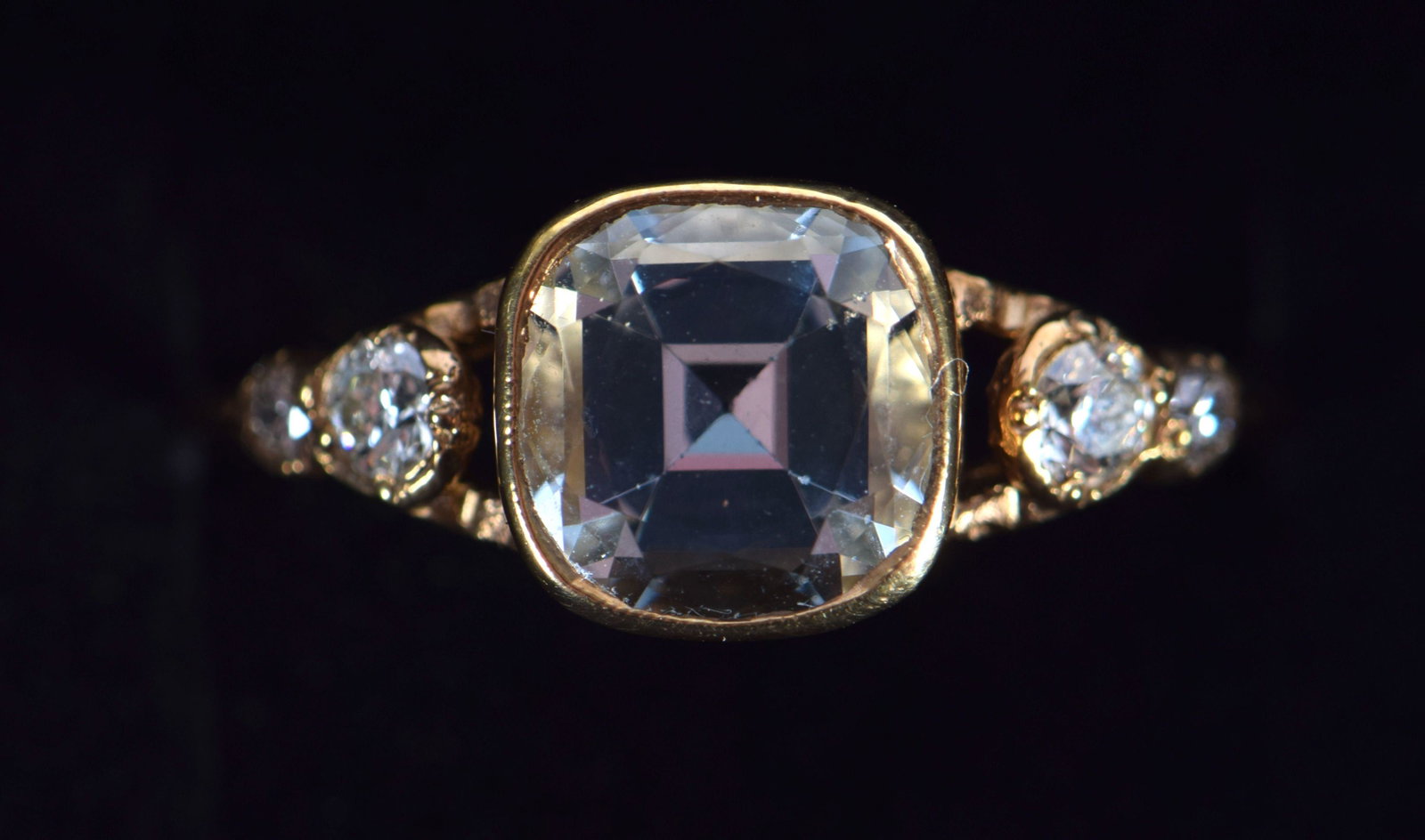 A GOLD, DIAMOND AND AQUAMARINE RING. Size N/O. Weight: A GOLD, DIAMOND AND AQUAMARINE RING. Size N/O. Weight g