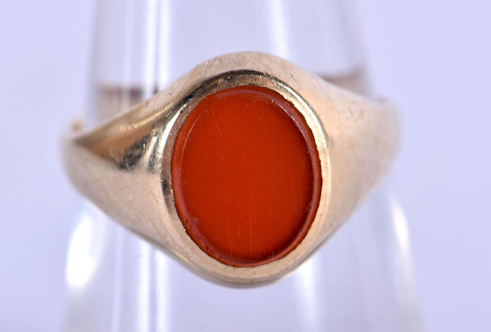 AN ANTIQUE 9CT GOLD SIGNET RING INSET WITH A GARNET. (1 of 3)