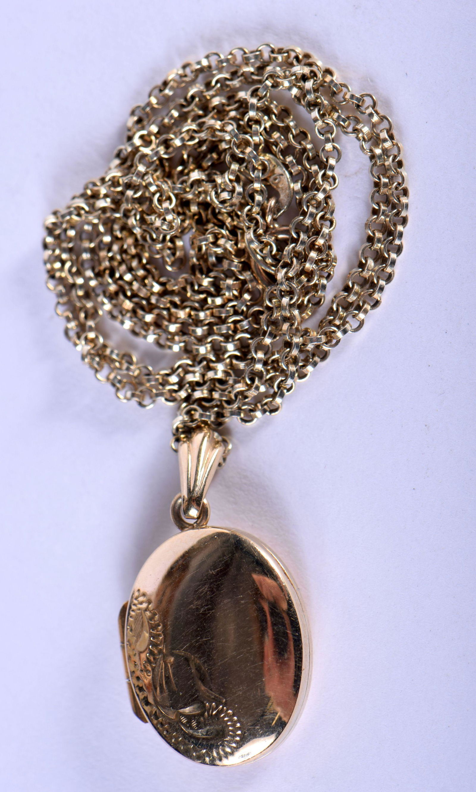 A 9CT GOLD LOCKET ON A CHAIN. Locket 2.5cm x 1.5cm,: A 9CT GOLD LOCKET ON A CHAIN. Locket 2.5cm x 1.5cm, chain 50cm long, weight 6.47g.