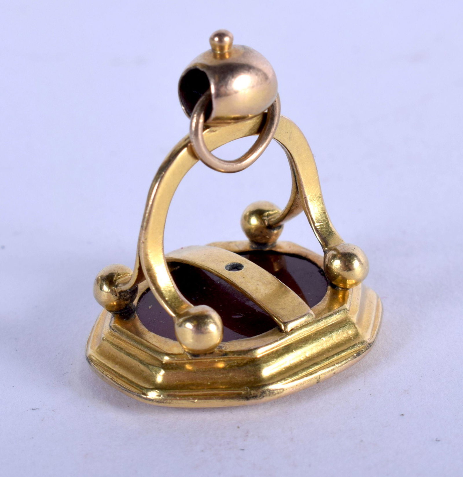A GOLD FOB SEAL. 3cm x 2.7cm, weight 11.29g: A GOLD FOB SEAL. 3cm x 2.7cm, weight 11.29g