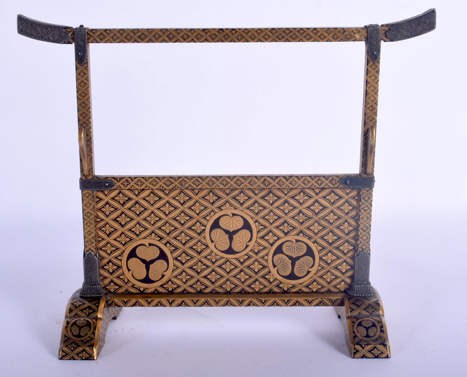 A FINE AND RARE 18TH CENTURY JAPANESE EDO PERIOD GOLD: A FINE AND RARE 18TH CENTURY JAPANESE EDO PERIOD GOLD LACQUER SCHOLARS STAND mounted in silver, modelled as a sword rack decorated with roundels. 15 cm x 15 cm.