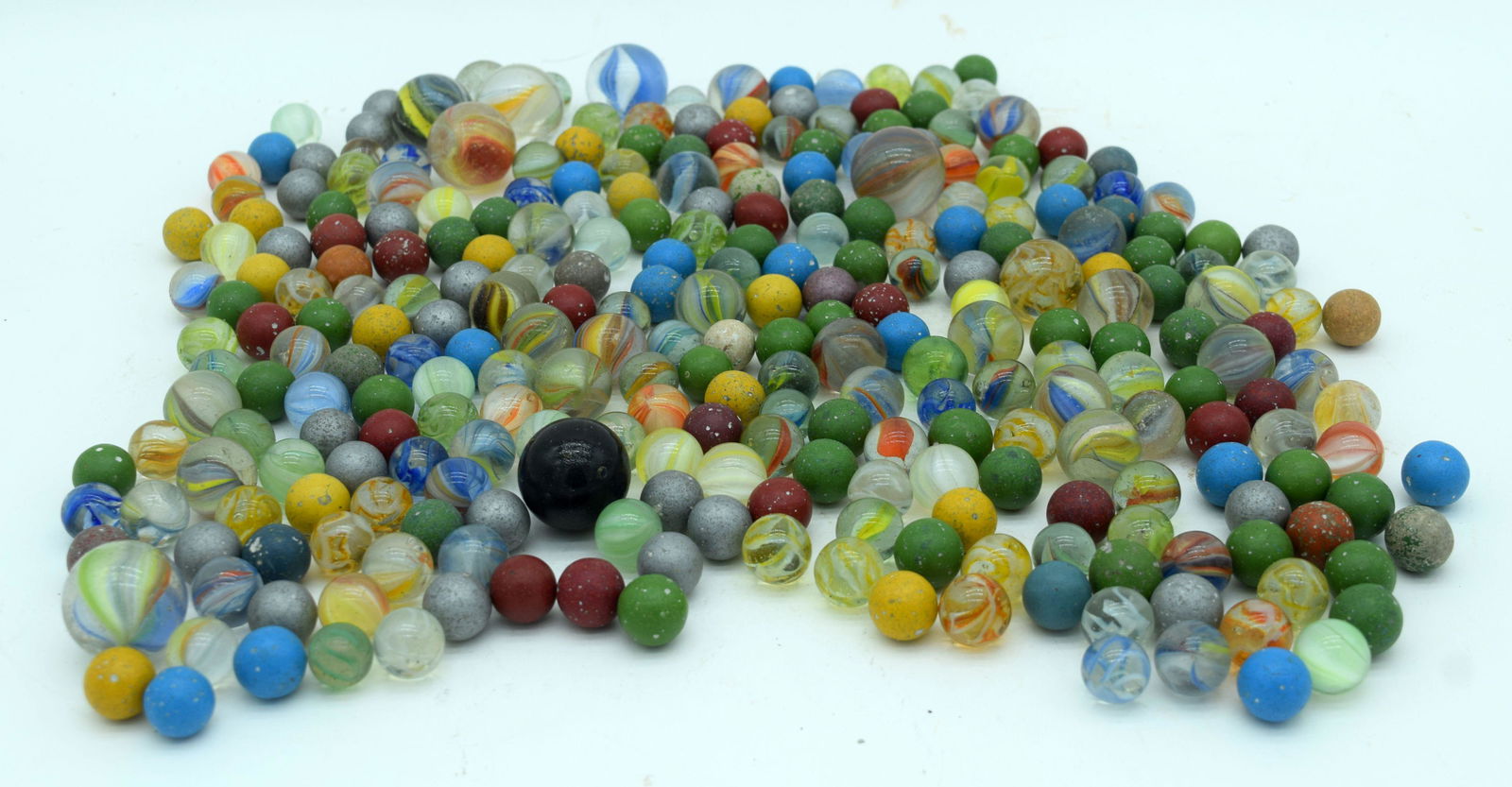 A collection of antique marbles (Qty).: A collection of antique marbles (Qty).