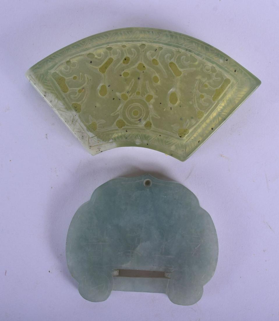 AN EARLY 20TH CENTURY CHINESE CARVED ICEY JADEITE (1 of 5)