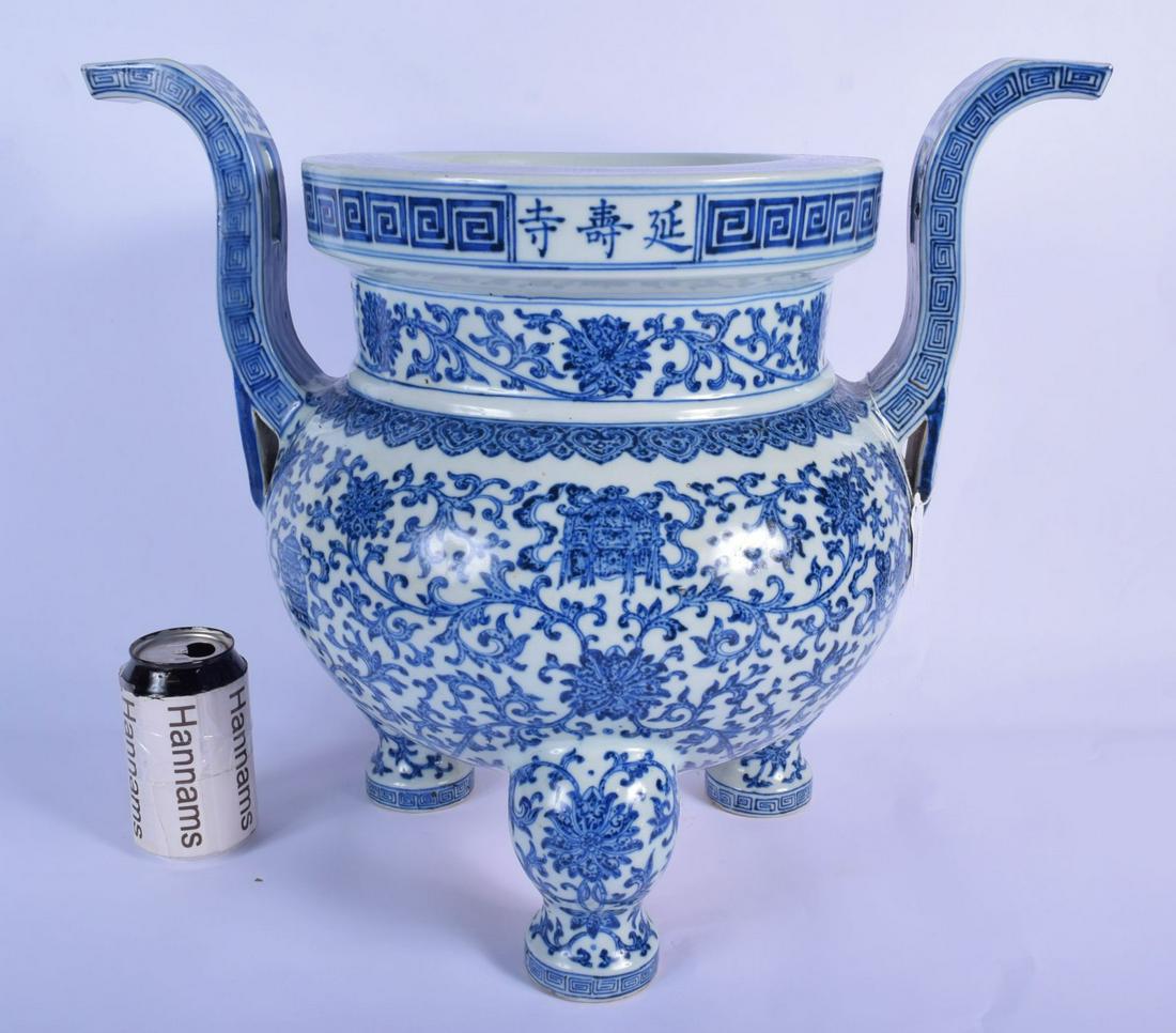 A VERY UNUSUAL LARGE MID 19TH CENTURY CHINESE BLUE AND (1 of 6)