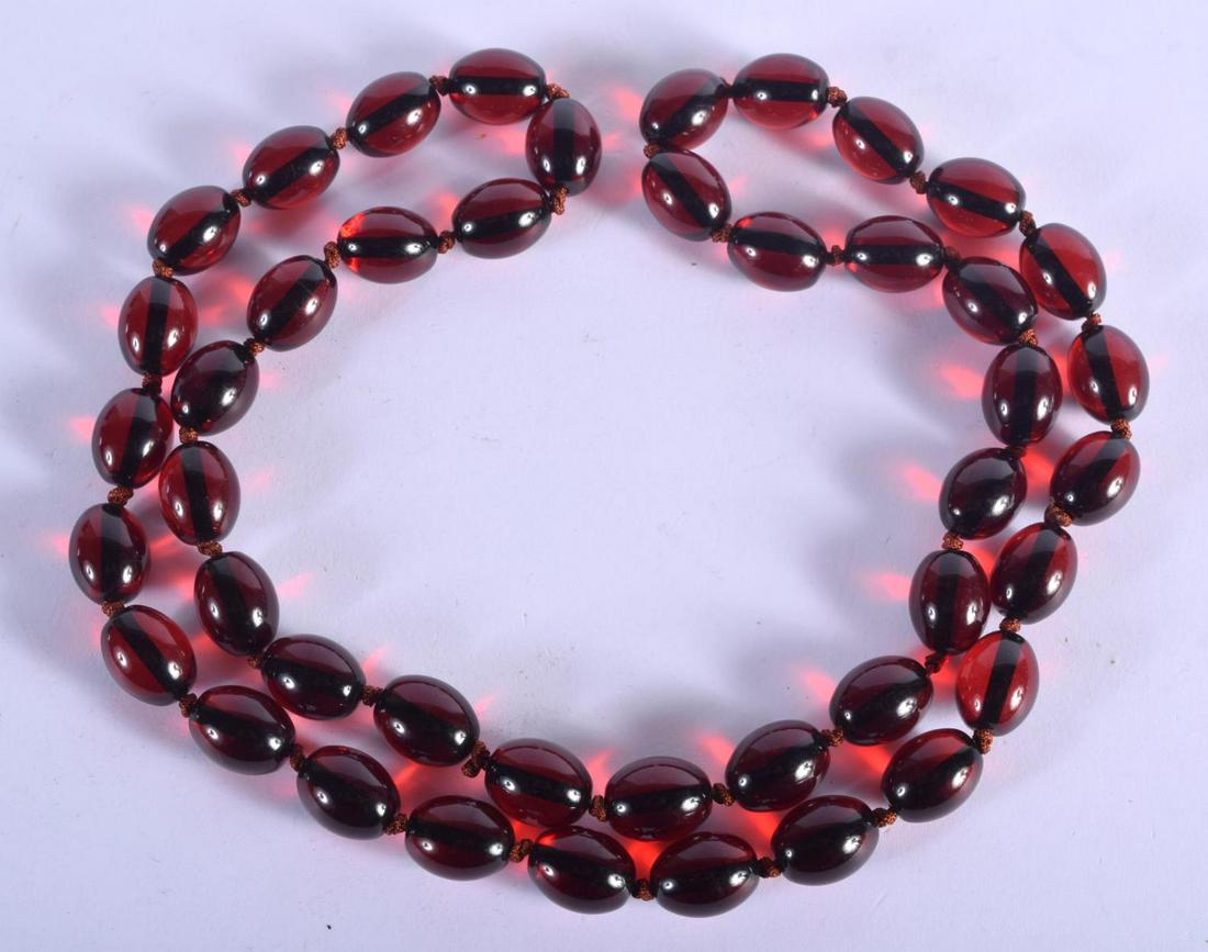 AN AMBER TYPE NECKLACE. 50 cm long. (1 of 2)