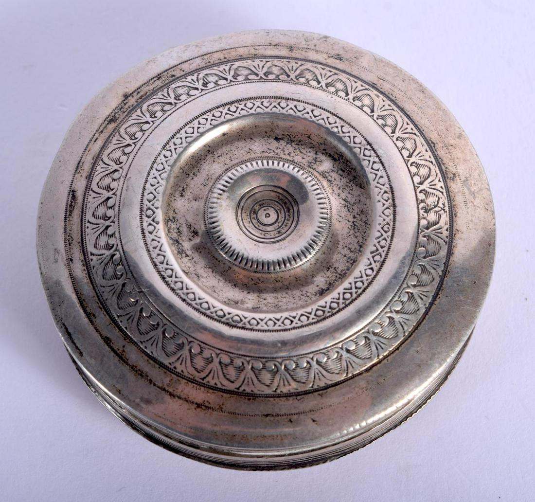 AN ANTIQUE CONTINENTAL SILVER BOX. 20 grams. 5.5 cm (1 of 3)
