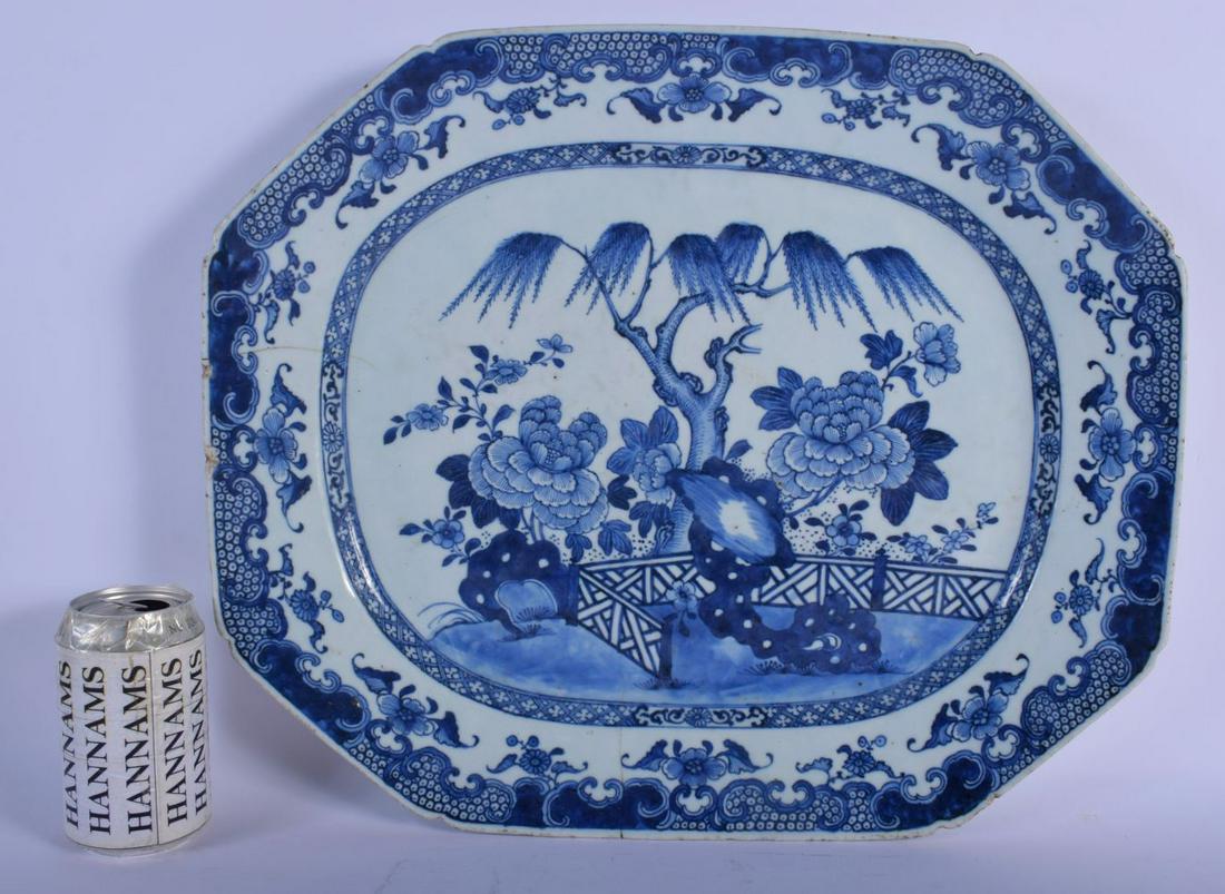 A LARGE 18TH CENTURY CHINESE BLUE AND WHITE RECTANGULAR (1 of 3)