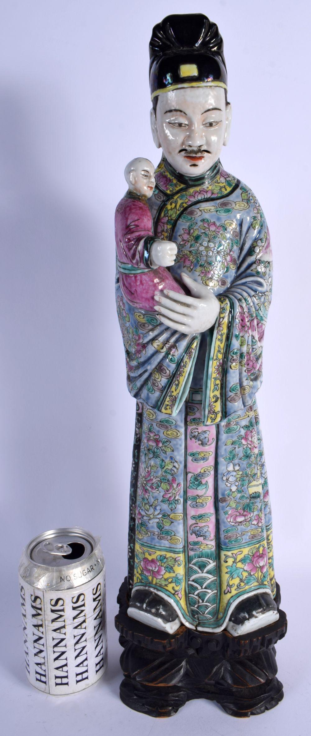A LARGE EARLY 20TH CENTURY CHINESE FAMILLE ROSE (1 of 8)