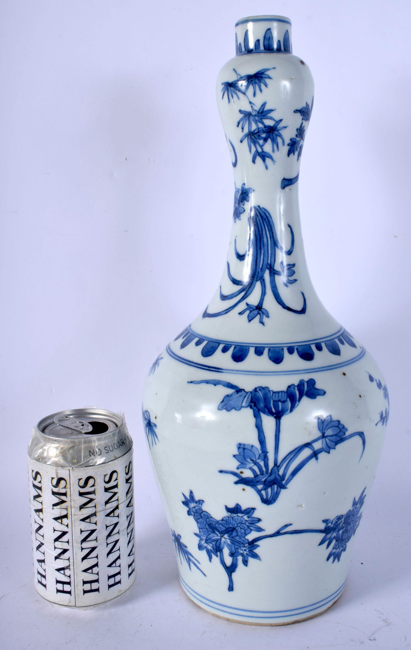 A LARGE CHINESE QING DYNASTY BLUE AND WHITE PORCELAIN (1 of 4)