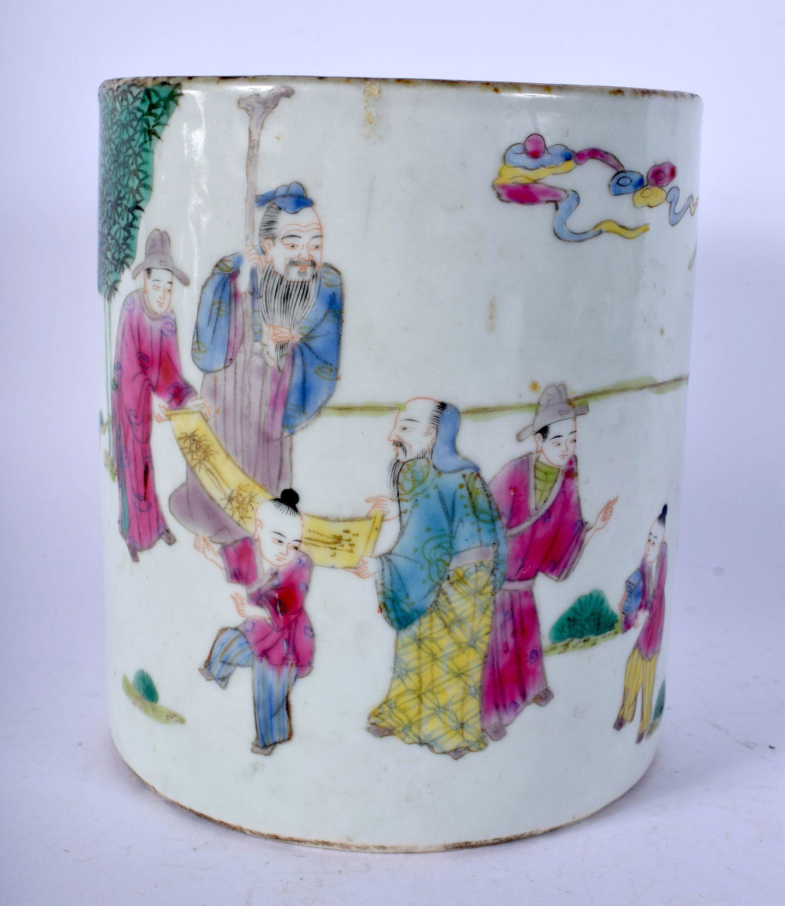 A SMALLER EARLY 20TH CENTURY CHINESE FAMILLE ROSE: A SMALLER EARLY 20TH CENTURY CHINESE FAMILLE ROSE PORCELAIN BRUSH POT Late Qing/Republic. 12 cm x 10 cm.