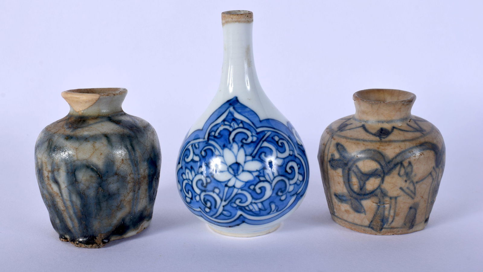 A 17TH/18TH CENTURY CHINESE BLUE AND WHITE PORCELAIN (1 of 4)