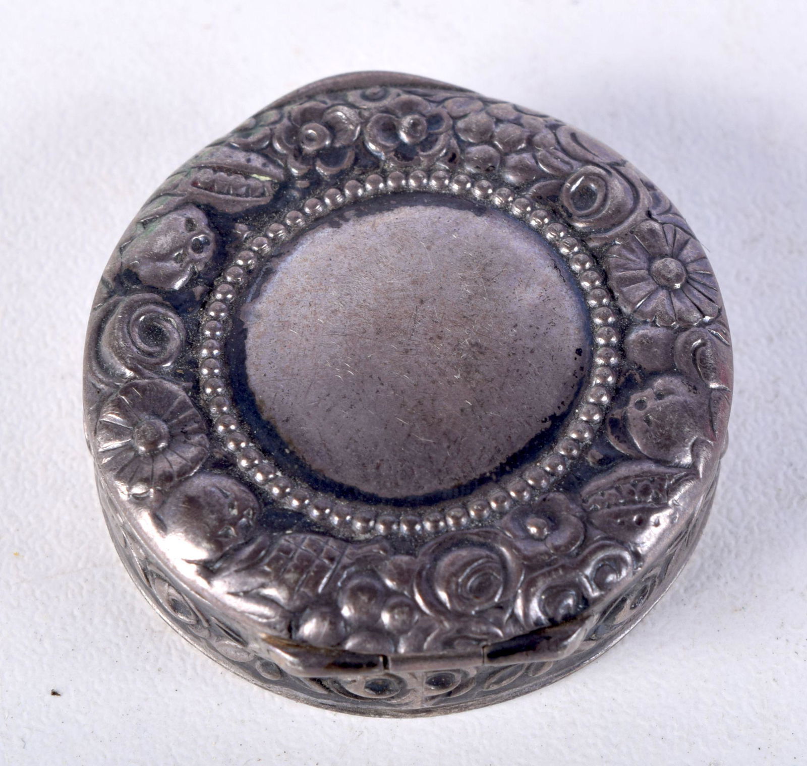 A CONTINENTAL SILVER PILL BOX.  Stamped 850,  3.1cm x (1 of 3)