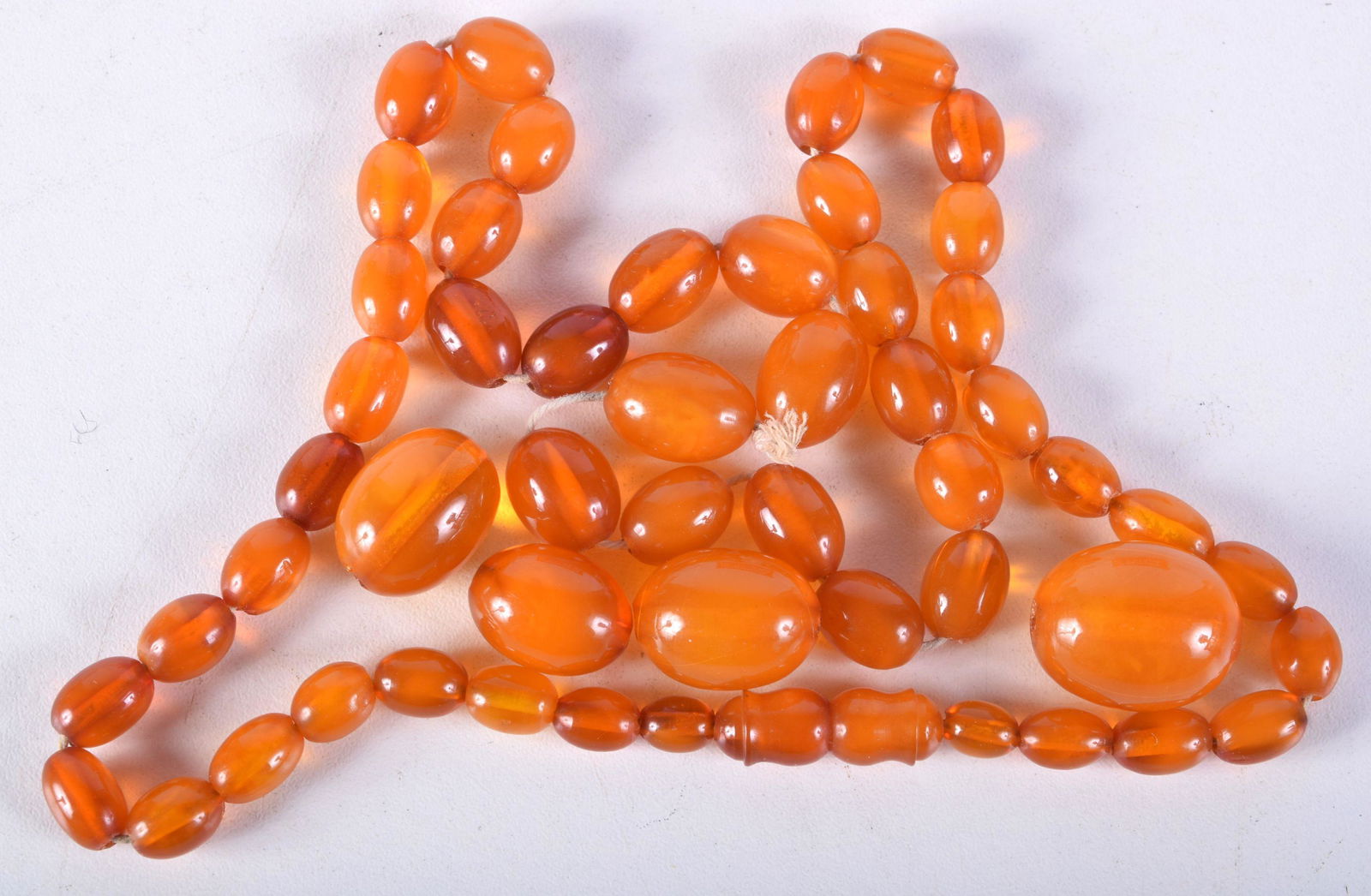 AN AMBER TYPE NECKLACE.  58cm long, weight 42g (1 of 4)