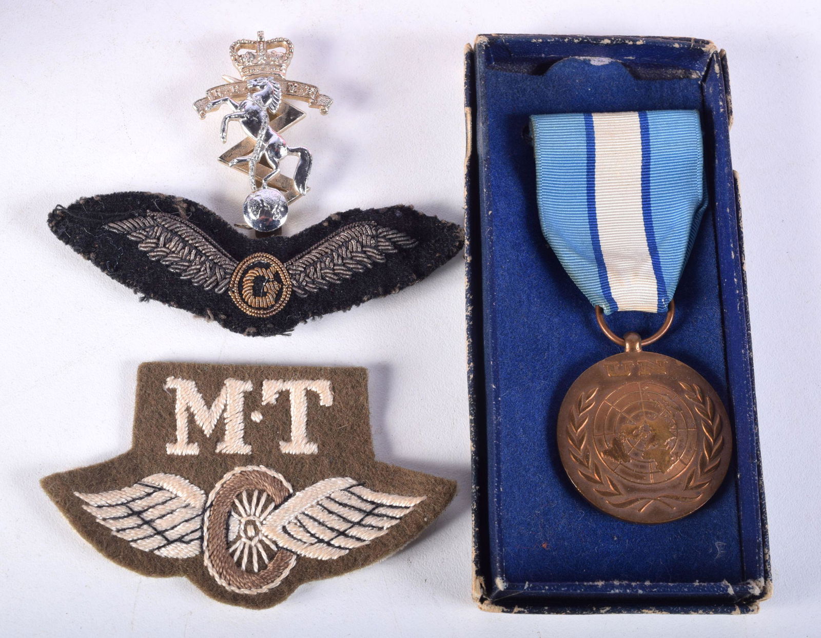 TWO MILITARY PATCHES, A REME HAT BADGE AND A UN (1 of 5)