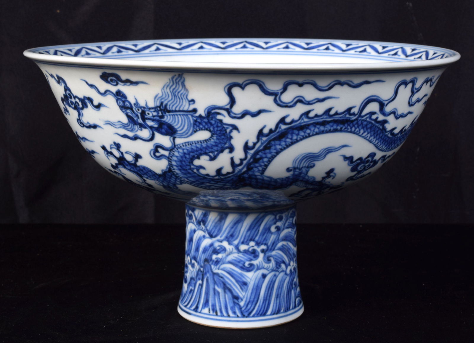 A large Chinese porcelain blue and white stem cup (1 of 4)