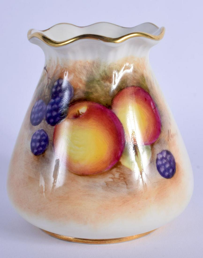 ROYAL WORCESTER PIE CRUST RIM VASE PAINTED WITH BLACKBERRIES AND APPLES BY ROBERTS, SIGNED SHAPE G95 (1 of 4)