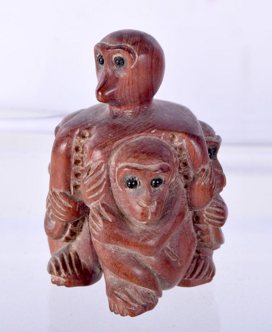 JAPANESE CARVED WOOD NETSUKE DEPICTING TWO MONKEYS. 5cm x 3.2cm, weight 21g: JAPANESE CARVED WOOD NETSUKE DEPICTING TWO MONKEYS. 5cm x 3.2cm, weight 21g