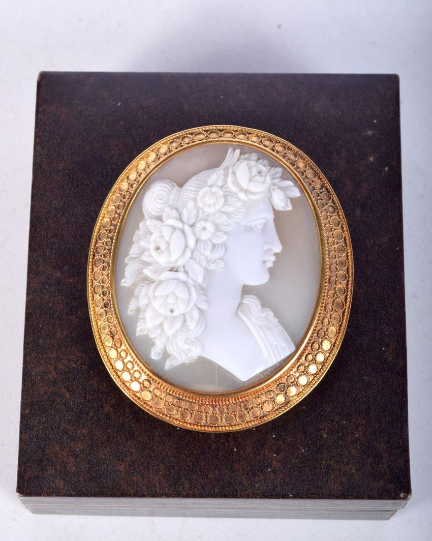 A HIGH CARAT GOLD CAMEO BROOCH WITH FILIGREE DESIGN ON FRAME.  5.8cm x 4.9cm, weight 22.5g (1 of 3)