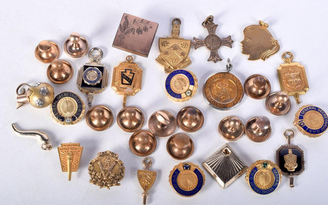 AN ASSORTMENT OF BADGES AND PINS.  Total weight 77g (Qty) (1 of 2)