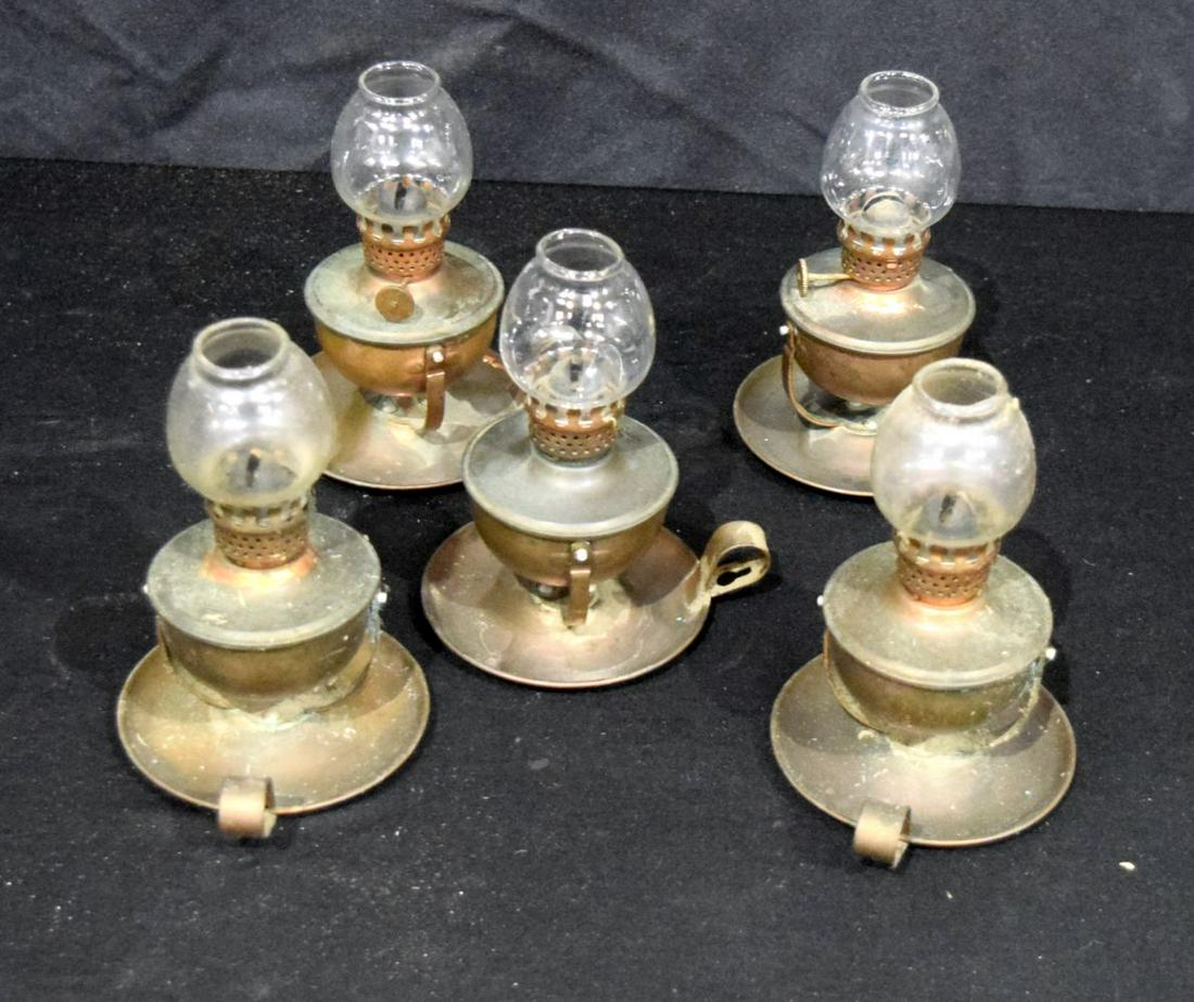 A collection of small vintage oil lamps. 16cm (5).: A collection of small vintage oil lamps. 16cm (5).