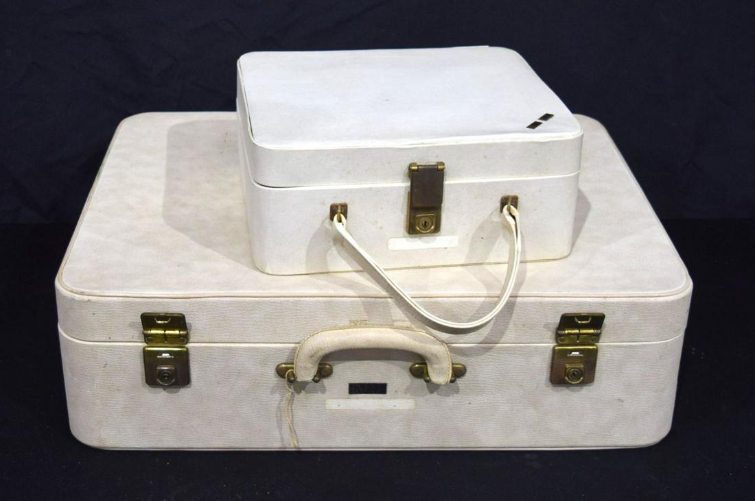 A Pukka leather bound suitcase, together with a ladies vanity case. Suitcase 90 x 62 x 46cm (2).: A Pukka leather bound suitcase, together with a ladies vanity case. Suitcase 90 x 62 x 46cm (2).