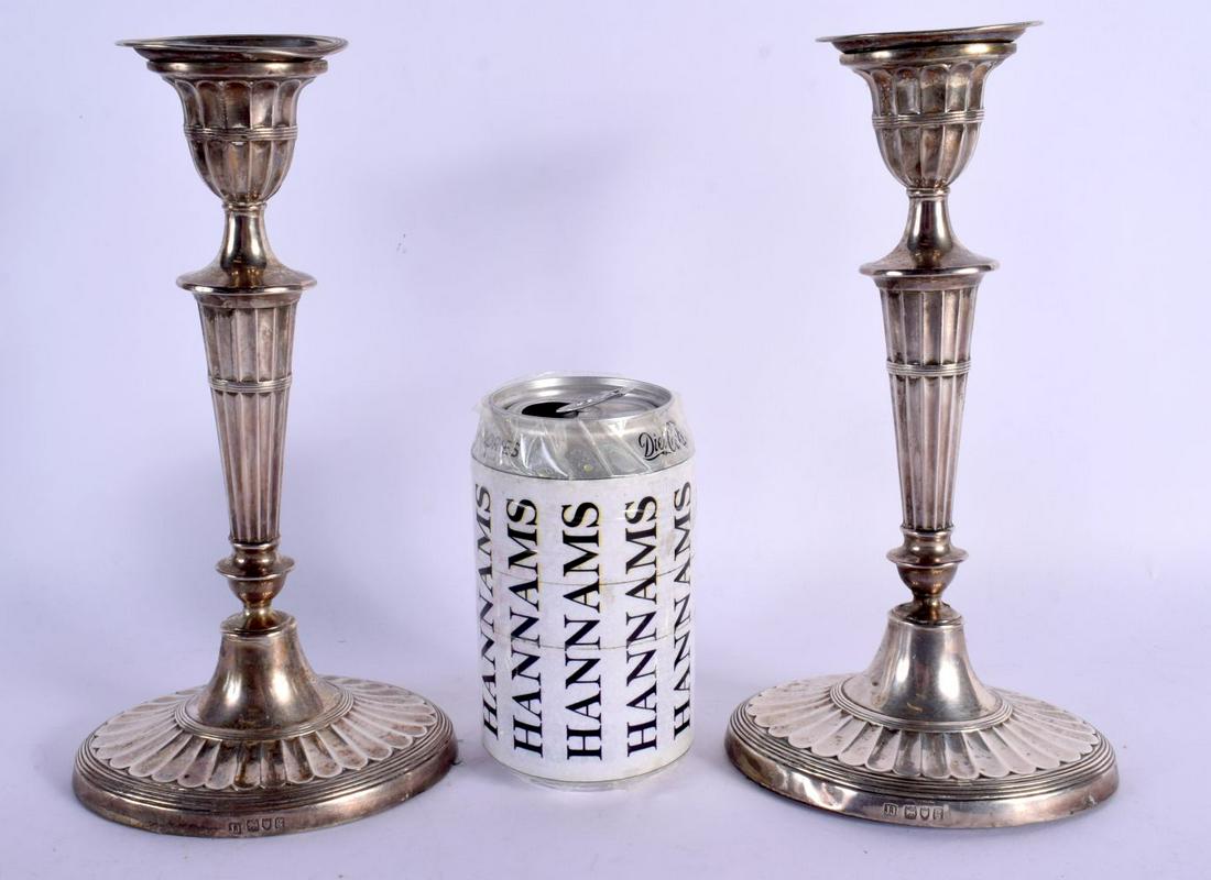 A PAIR OF EDWARDIAN SILVER CANDLESTICKS. London 1902. 825 grams loaded. 22 cm x 12 cm. (1 of 5)
