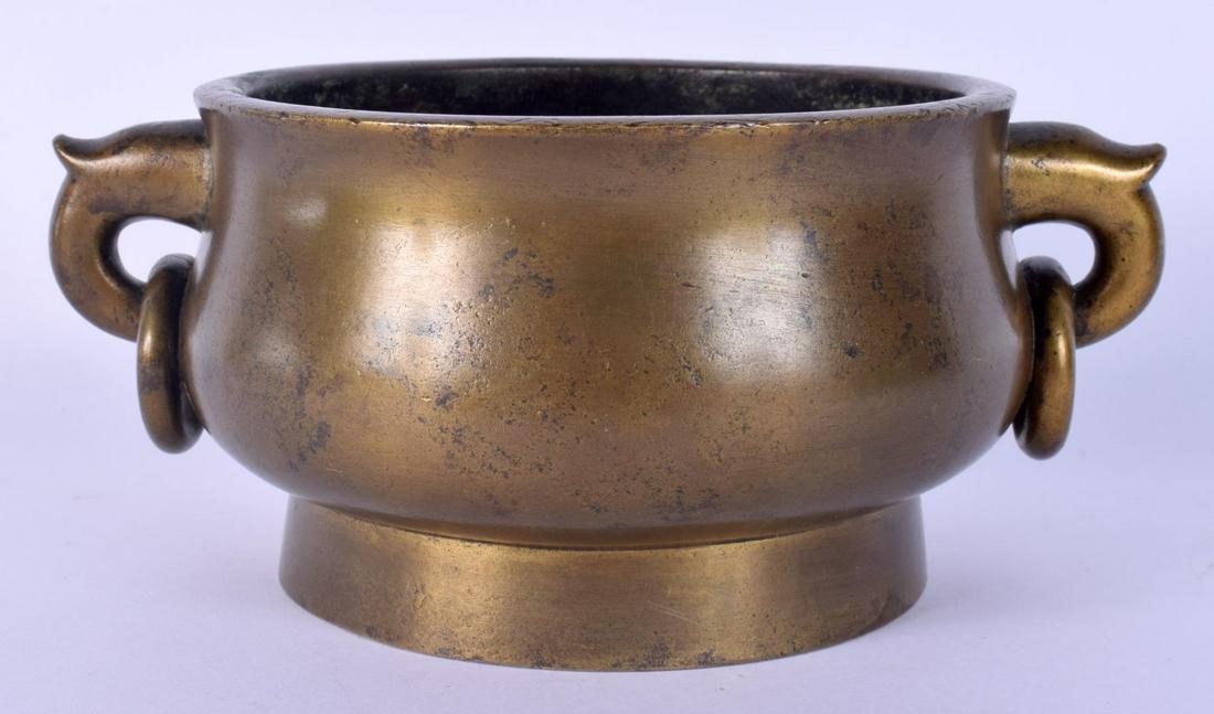AN 18TH/19TH CENTURY CHINESE TWIN HANDLED BRONZE CENSER bearing Xuande marks to base. 1022 grams. 18 (1 of 6)