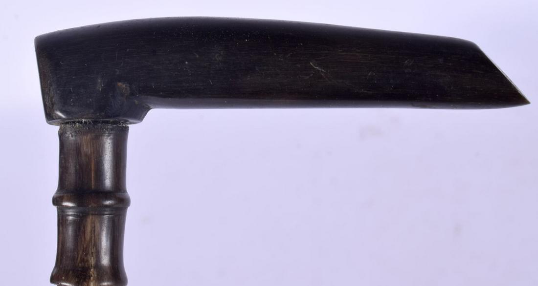 A 19TH CENTURY MIDDLE EASTERN CARVED RHINOCEROS HORN FULL LENGTH WALKING CANE of tapering form. 185: A 19TH CENTURY MIDDLE EASTERN CARVED RHINOCEROS HORN FULL LENGTH WALKING CANE of tapering form. 185 grams. 85 cm long.