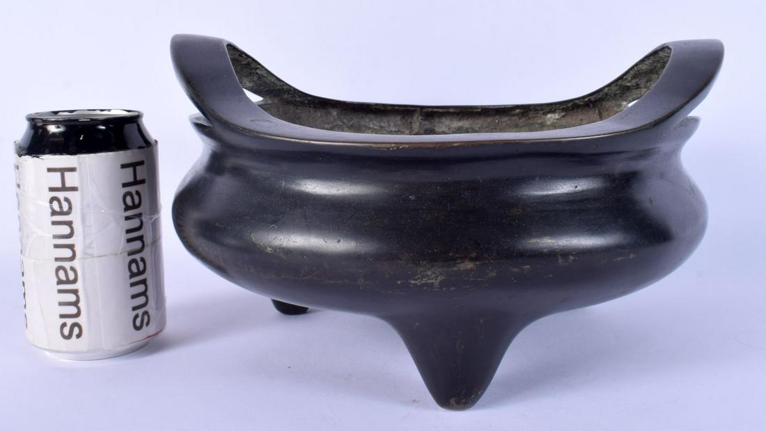 A RARE LARGE 19TH CENTURY CHINESE TWIN HANDLED BRONZE CENSER bearing Xuande marks to base. 24 cm wid (1 of 10)