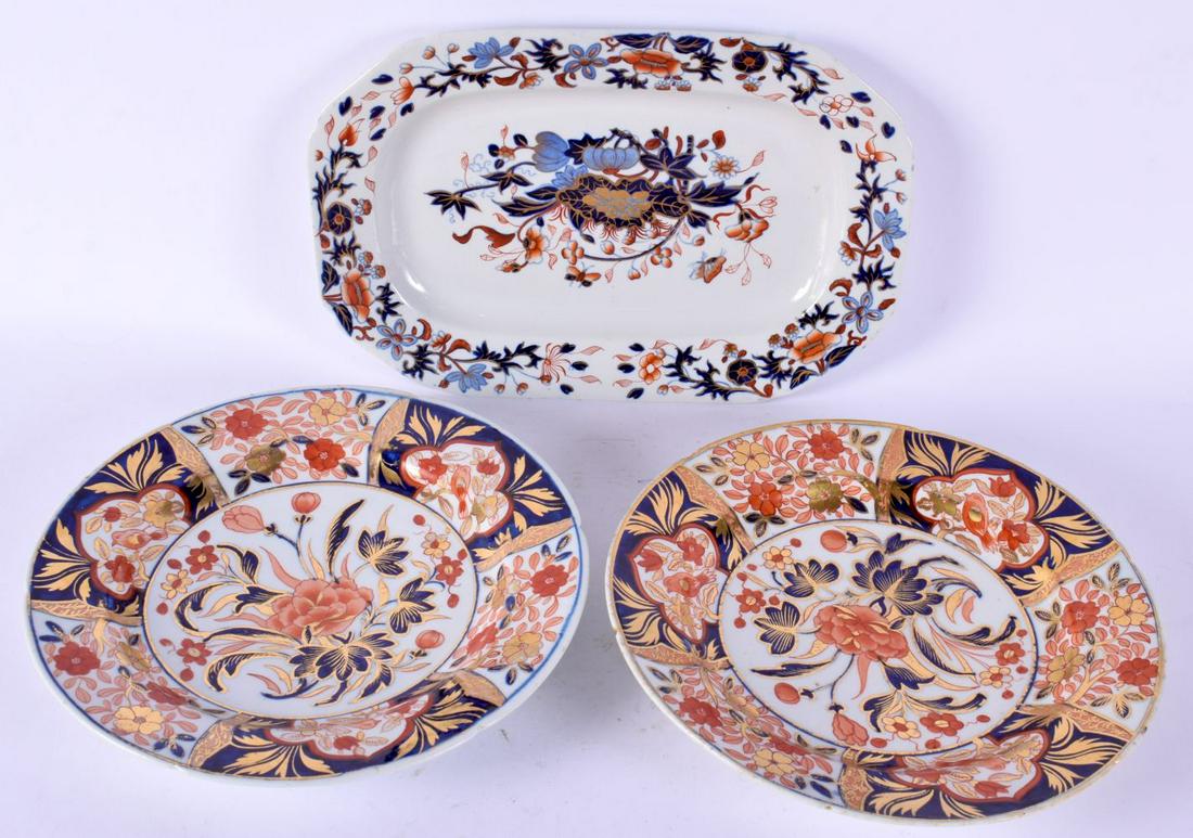 TWO EARLY 19TH CENTURY ENGLISH IMARI PLATES and a similar platter. Largest 22 cm wide. (3) (1 of 5)