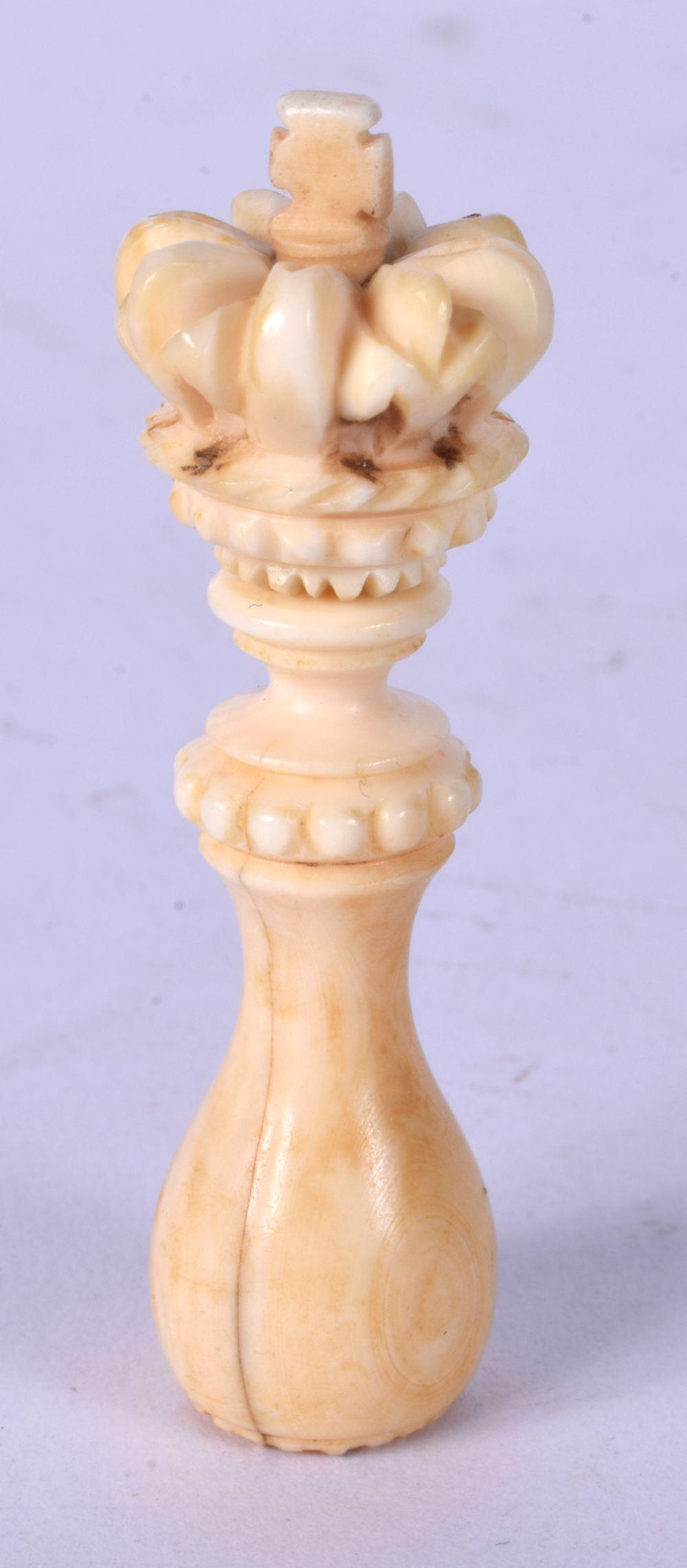 AN ANTIQUE IVORY SEAL STAMP in the form of a miniature tip staff, with unscrewing crown terminal, ch: AN ANTIQUE IVORY SEAL STAMP in the form of a miniature tip staff, with unscrewing crown terminal, chess piece style. 5.5 cm long.