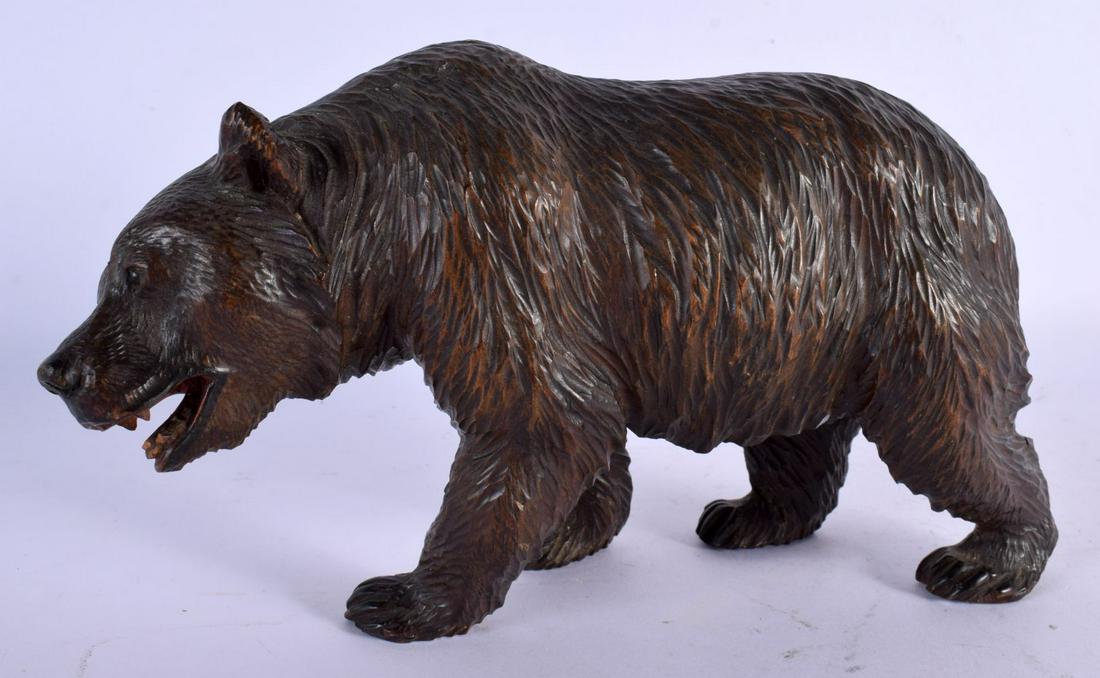 AN ANTIQUE BAVARIAN CARVED WOOD BEAR. 21 cm x 12 cm. (1 of 4)