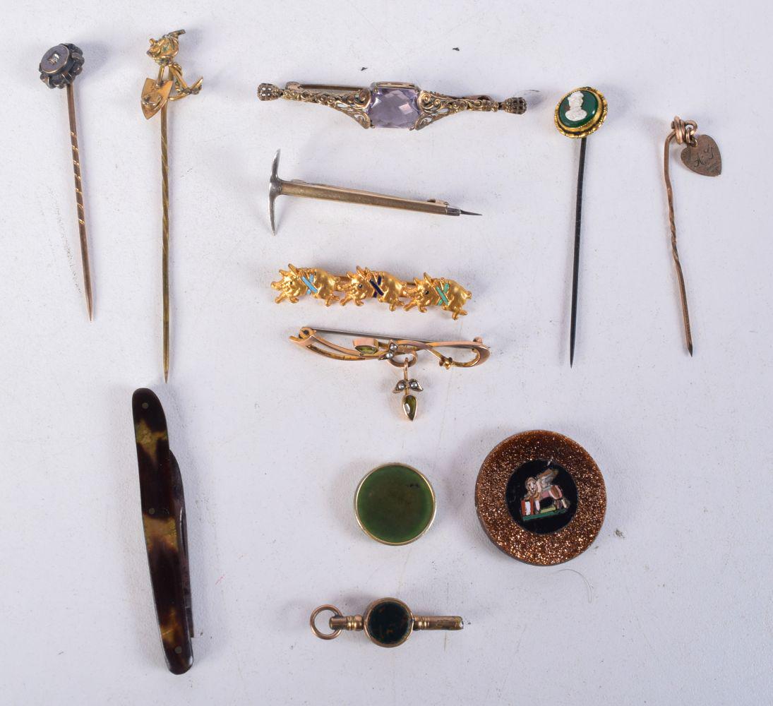 A QUANTITY OF 9CT GOLD ITEMS.  Stamped 9ct, total weight 35.7g (qty) (1 of 3)