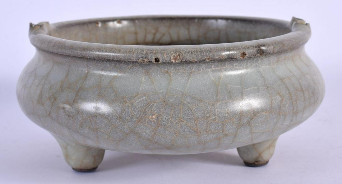 A 17TH/18TH CENTURY CHINESE GE TYPE STONEWARE CENSER Ming/Qing. 14 cm wide. (1 of 7)