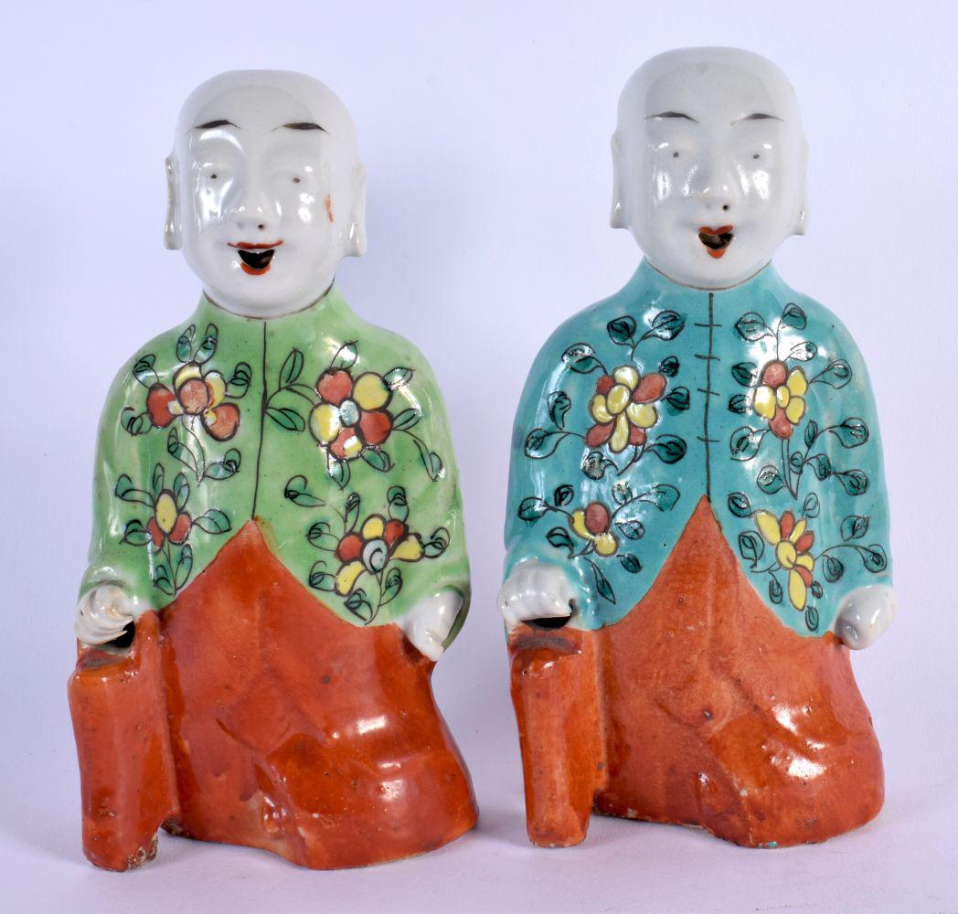 A PAIR OF 19TH CENTURY CHINESE FAMILLE ROSE PORCELAIN FIGURES Qing. 14 cm high. (1 of 3)