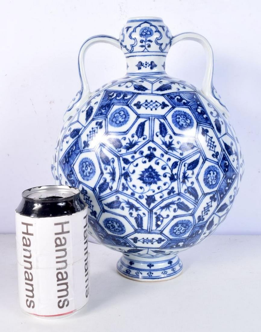 A Chinese porcelain blue and white moon flask decorated with a treasure pattern. 29cm high.: A Chinese porcelain blue and white moon flask decorated with a treasure pattern. 29cm high.
