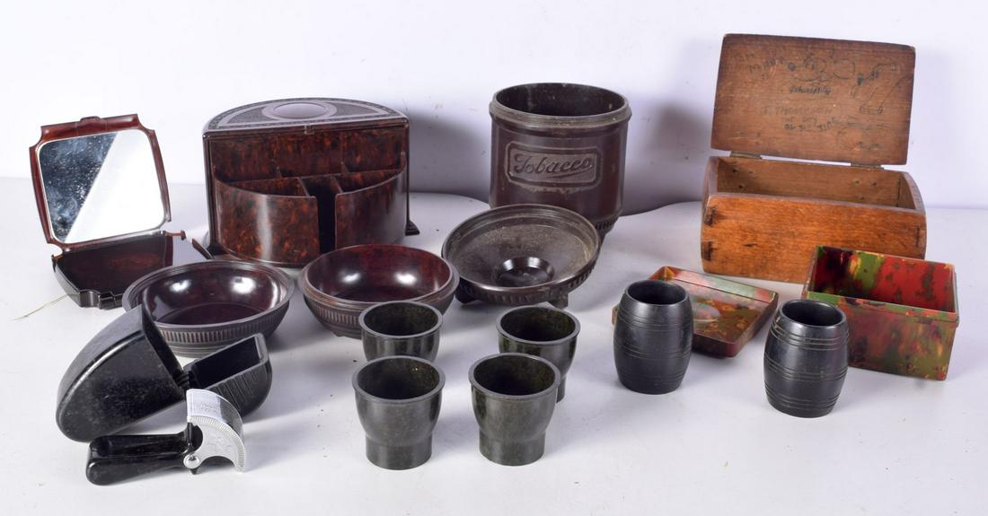A collection of wooden , bakelite and vintage plastic items boxes tobacco jar, egg cups stationary b: A collection of wooden , bakelite and vintage plastic items boxes tobacco jar, egg cups stationary box etc largest 16 cm (13)