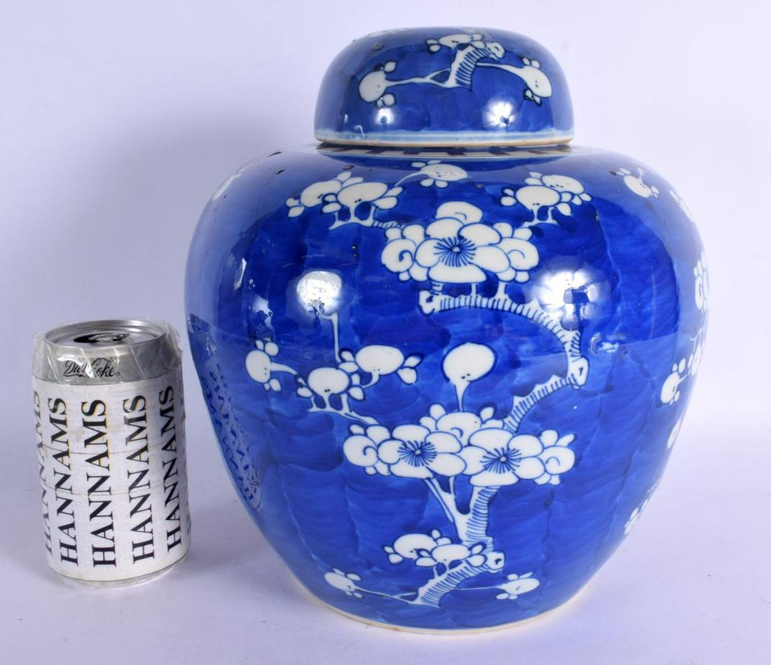 A LARGE CHINESE QING DYNASTY BLUE AND WHITE PORCELAIN GINGER JAR AND COVER Kangxi style. 26 cm x 15 (1 of 4)