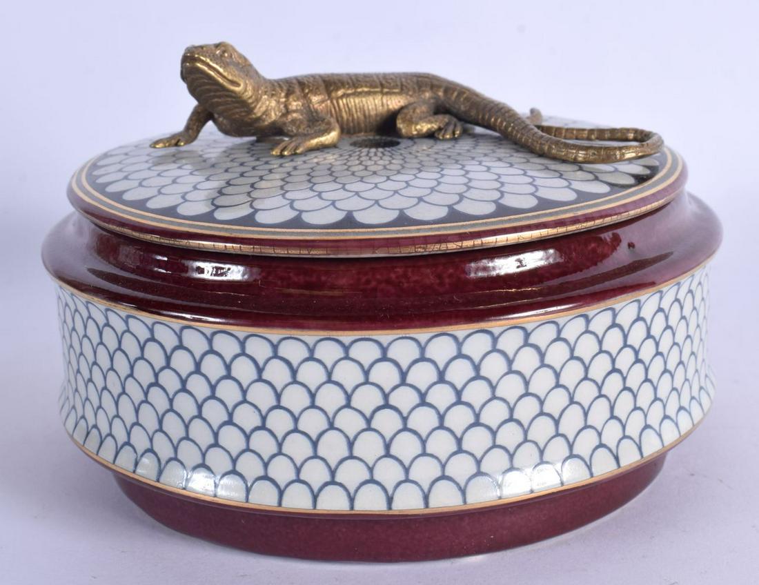 A CONTEMPORARY LIZARD BOX AND COVER. 12 cm wide.: A CONTEMPORARY LIZARD BOX AND COVER. 12 cm wide.