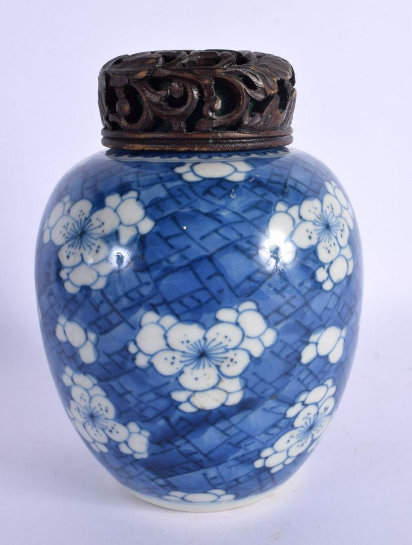 A FINE 17TH/18TH CENTURY CHINESE BLUE AND WHITE PORCELAIN GINGER JAR AND COVER Kangxi/Yongzheng. 15 (1 of 5)