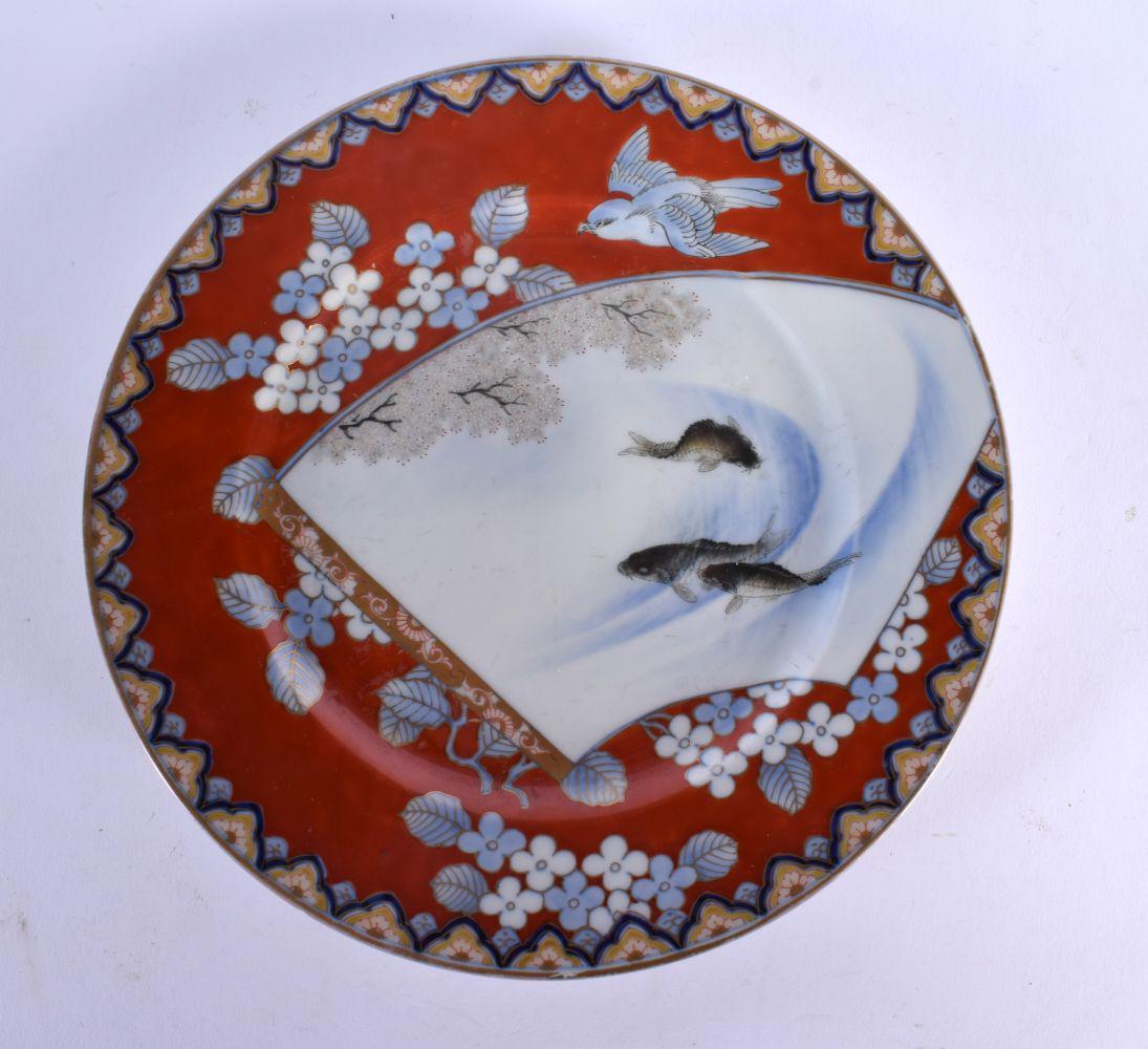 A 19TH CENTURY JAPANESE MEIJI PERIOD FUKAGAWA IMARI PORCELAIN PLATE painted with fish. 20 cm diamete (1 of 2)