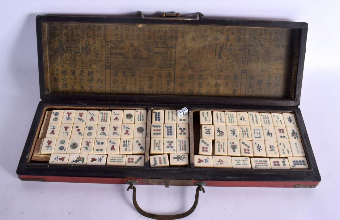 AN EARLY 20TH CENTURY CHINESE CARVED BONE MAHJONG SET within a lacquered box. 42 cm x 14 cm.: AN EARLY 20TH CENTURY CHINESE CARVED BONE MAHJONG SET within a lacquered box. 42 cm x 14 cm.
