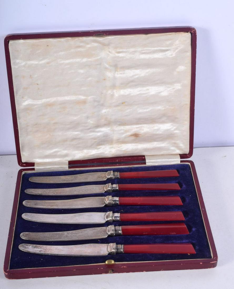 A RARE SET OF ART DECO CHERRY AMBER CATALIN BAKELITE KNIVES. 17 cm long. (6) (1 of 4)
