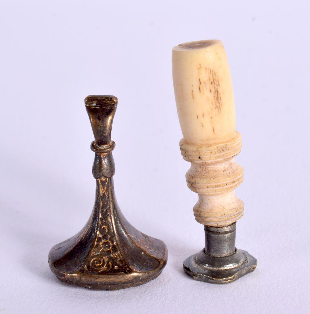 TWO GEORGE III FOB SEALS. Largest 3.6cm x 1cm (2): TWO GEORGE III FOB SEALS. Largest 3.6cm x 1cm (2)