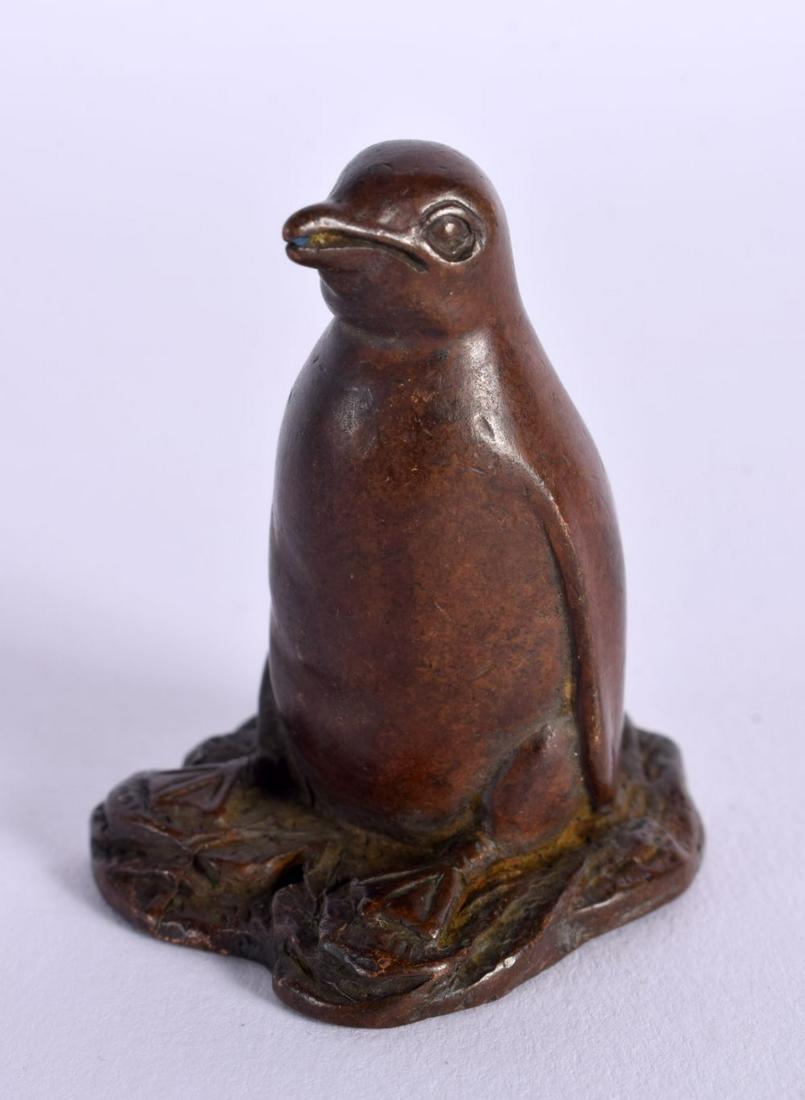 A JAPANESE BRONZE FIGURE OF A PENGUIN. 4.7cm x 3.8cm x 3.1cm: A JAPANESE BRONZE FIGURE OF A PENGUIN. 4.7cm x 3.8cm x 3.1cm