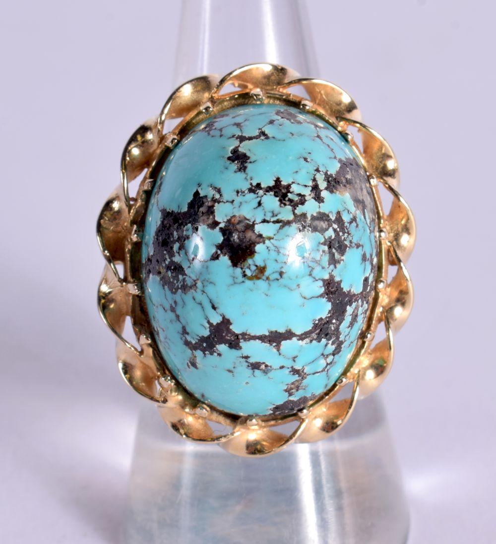 A LARGE YELLOW METAL AND TURQUOISE RING. M. 14 grams. (1 of 3)